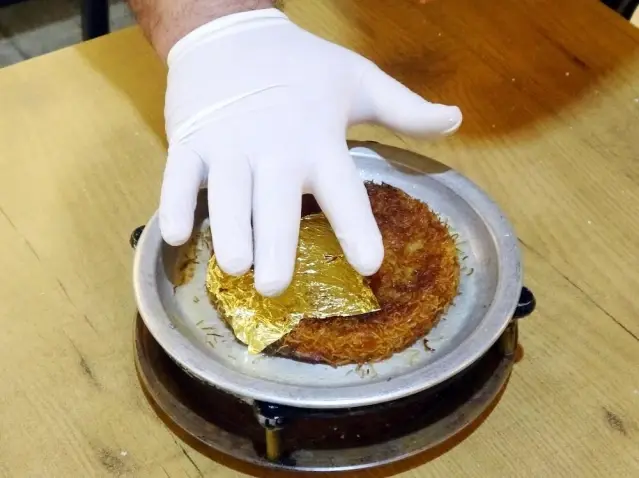 Hatay'da 24 ayar saf altından künefe yapıldı Hatay'da 24 ayar saf altından künefe yapıldı