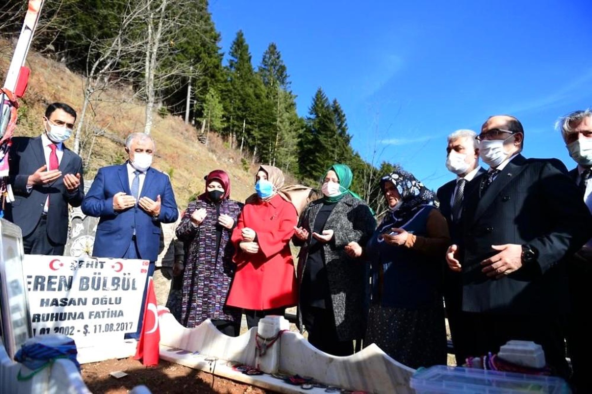 Son Dakika | Bakan Zehra Zümrüt Selçuk şehit Eren Bülbül\'ün mezarını ziyaret etti