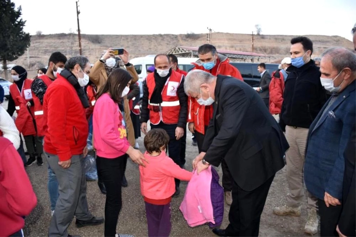 Başkan Sarı, Kızılay gönüllüleriyle 5 köyde 350 çocuğa kışlık mont dağıttı