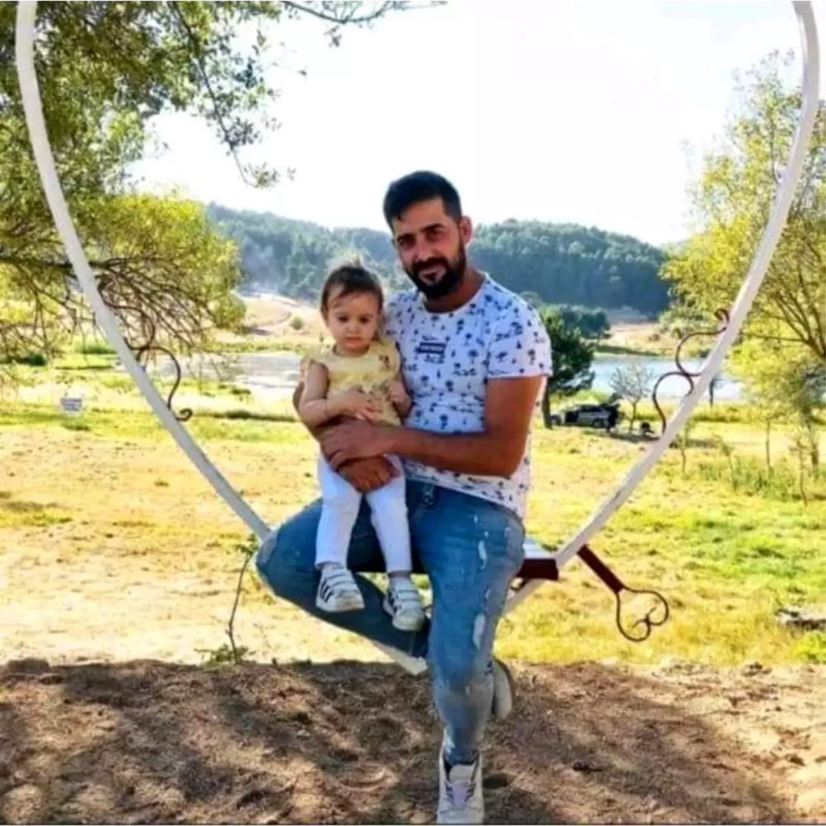 Evinin çatısından düşen genç hayatını kaybetti