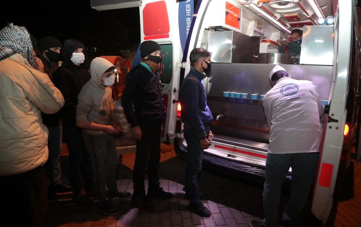 Eyyübiye\'de mobil araç ile çorba dağıtımını