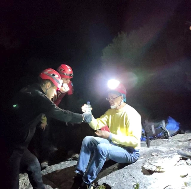 Fethiye'de kayalıklarda mahsur kalan turist kurtarıldı