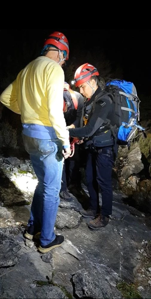 Fethiye'de kayalıklarda mahsur kalan turist kurtarıldı