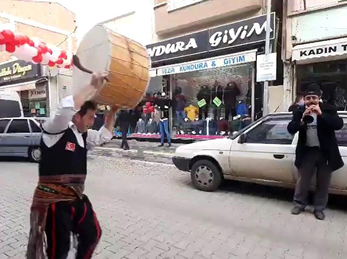 İş yapamayan esnaf davullu-zurnalı 'sokak indirimi' yaptı, vatandaş düğün sandı