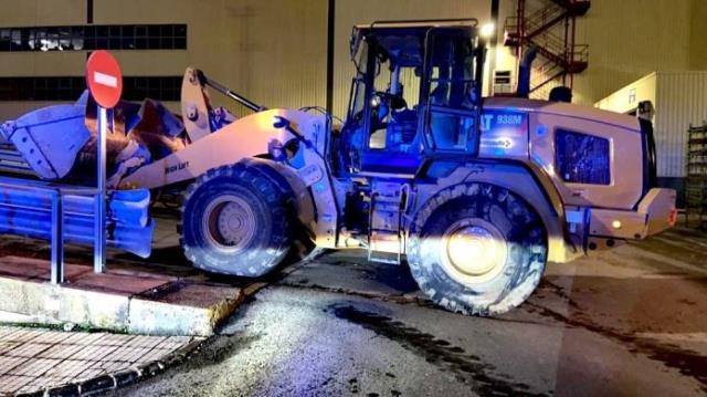 İşten çıkarmaları protesto eden işçi, değeri 2 milyon euroyu aşan 50 otomobili buldozerle ezdi