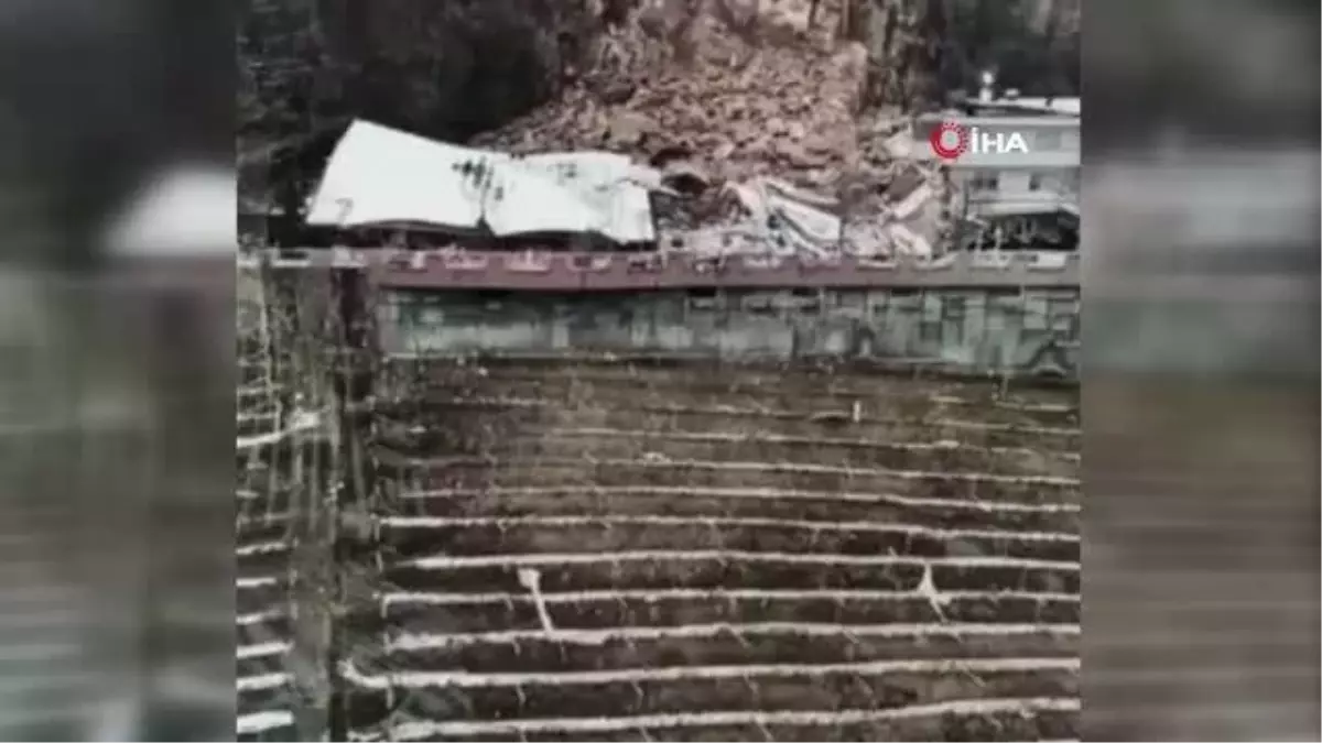 İtalya'da heyelan nedeniyle bir otel yıkıldı