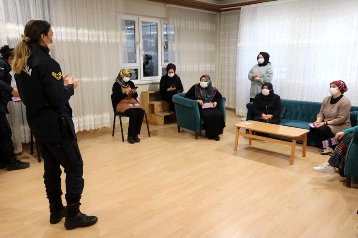 Son dakika haber | Jandarma, KADES uygulamasını kadın çalışanlara anlattı