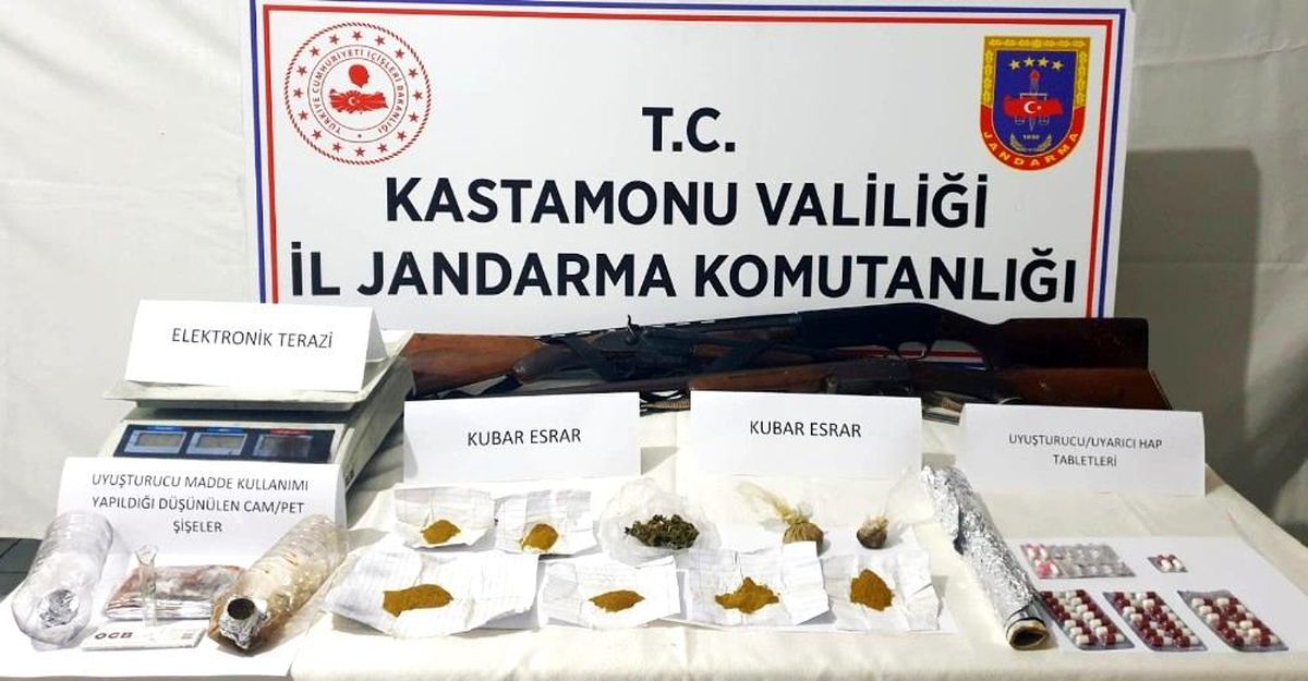 Kastamonu\'da uyuşturucu ticareti yaptığı gerekçesiyle 3 kişi yakalandı