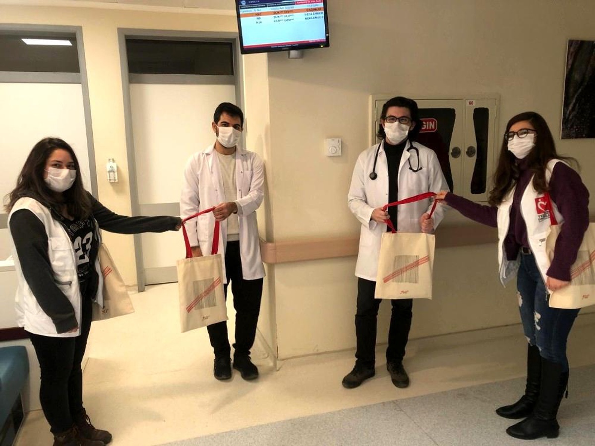 Öğrencilerden sağlık çalışanlarına teşekkür ziyareti