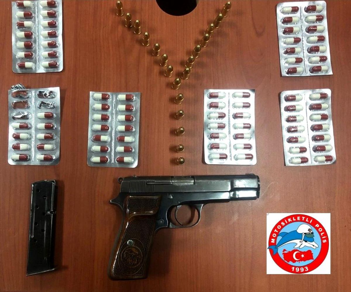 Son dakika haberi! Ticari takside silah ve uyuşturucu hap çıktı