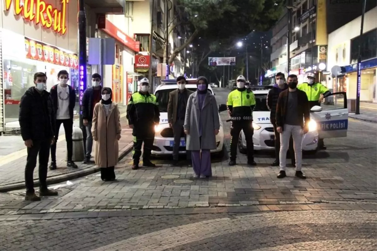 Son dakika... TÜGVA'lı gençlerden görev başındaki polislere destek ziyareti