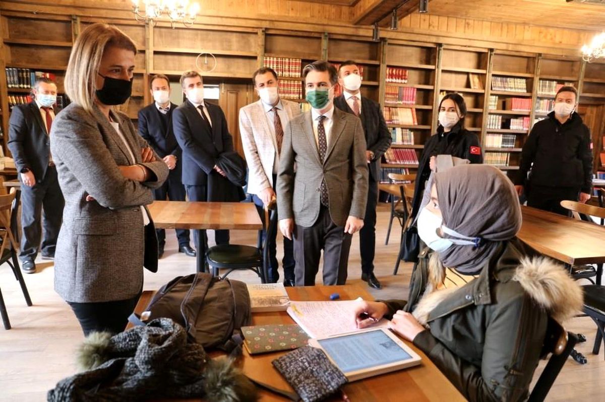 Vali Becel, kütüphanede ders yapan öğrencilerle sohbet etti