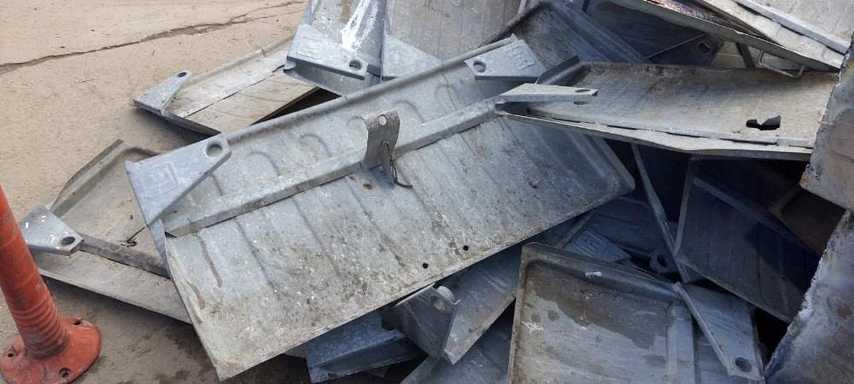 345 konteynerin kapaklarını, 78\'nin de tamamını çaldılar