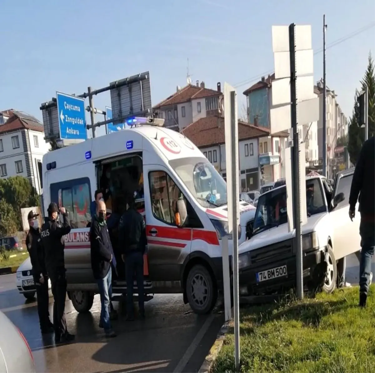 Ambulansla otomobil çarpıştı: 1 yaralı