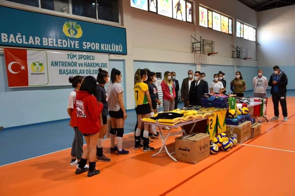 Bağlar Belediyesi ilk kez kadın voleybol takımı kurdu