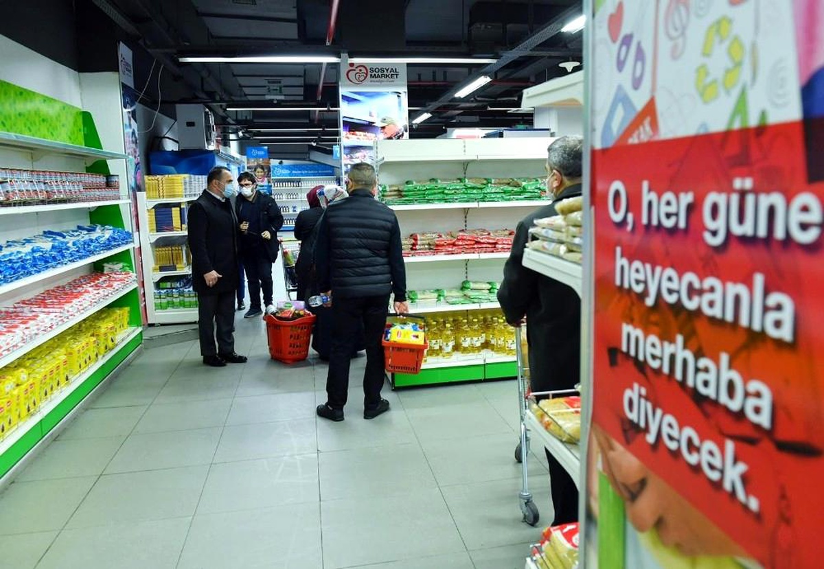 Beyoğlu\'nda ihtiyaç sahiplerinin yüzü sosyal market ile gülüyor