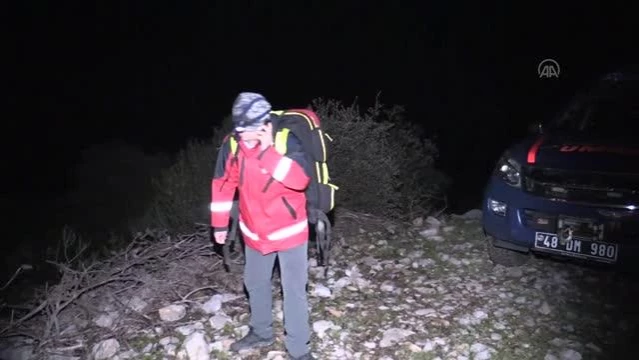 Bodrum'da dağ yürüyüşünde kayalıklara düşen iş insanı 8 saatlik çalışmayla kurtarıldı
