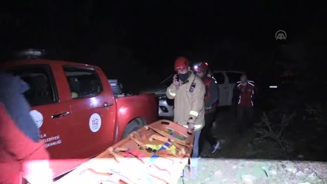 Bodrum'da dağ yürüyüşünde kayalıklara düşen iş insanı 8 saatlik çalışmayla kurtarıldı