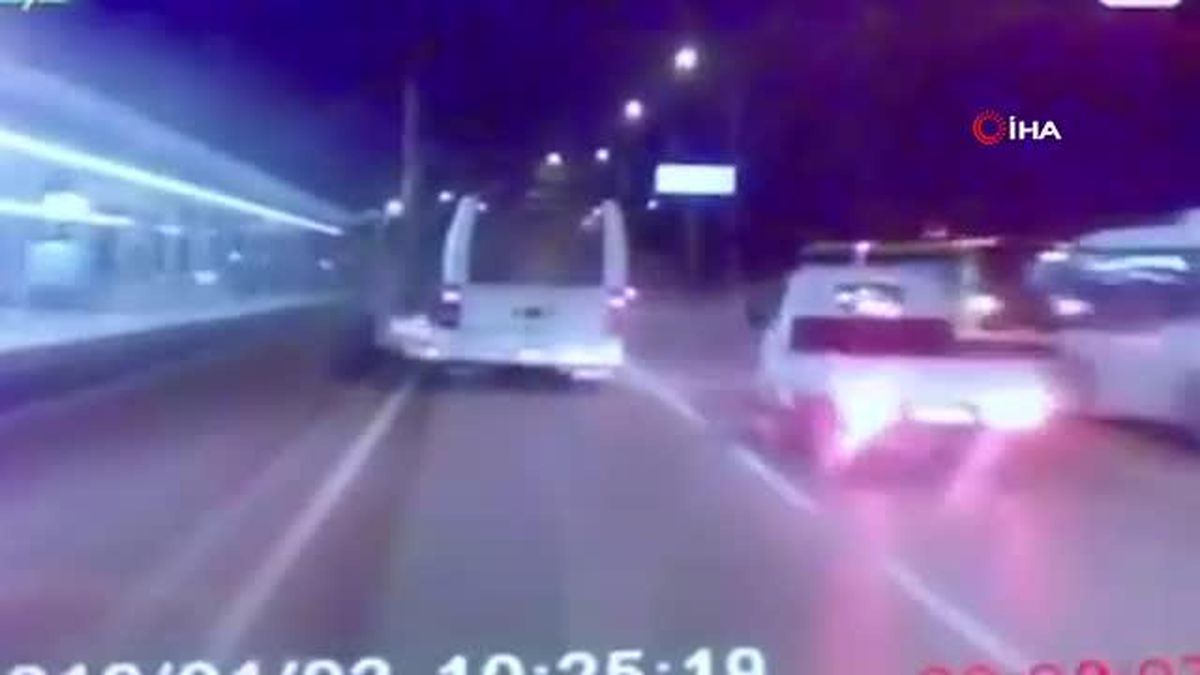 Bursa'da trafikte makas attı faciadan böyle dönüldü...O anlar kamerada