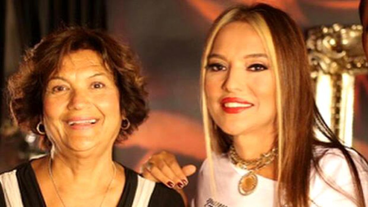 Demet Akalın\'dan annesine jest!