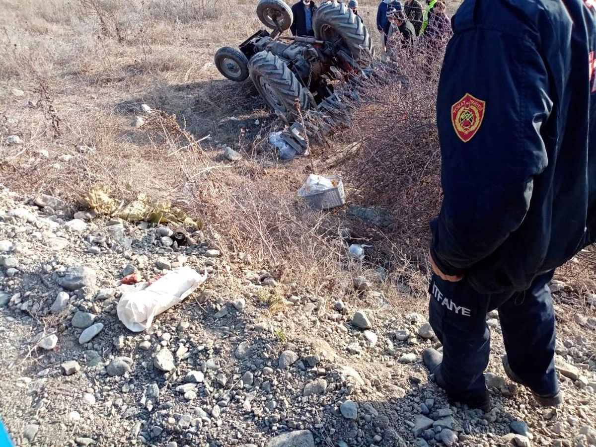 Devrilen traktörün altında kalan itfaiye eri hayatını kaybetti