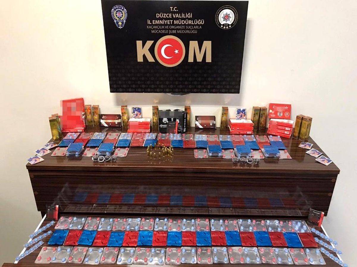 Düzce\'de yüzlerce kaçak cinsel içerikli hap ele geçirildi