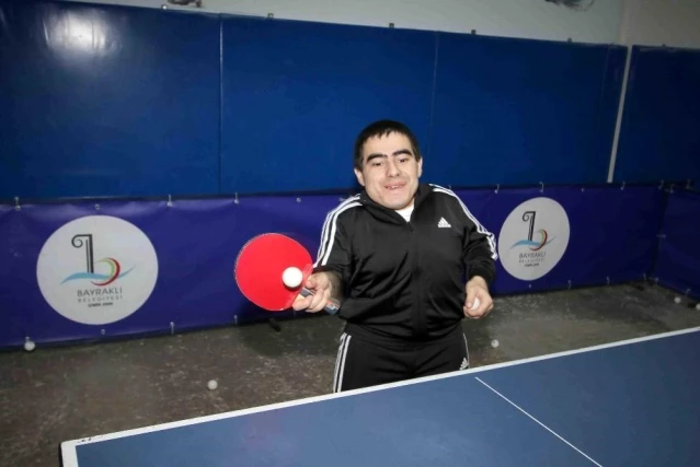 Engelli sporcu Atılmaz, masa tenisinde Başkan Sandal'ı mağlup etti