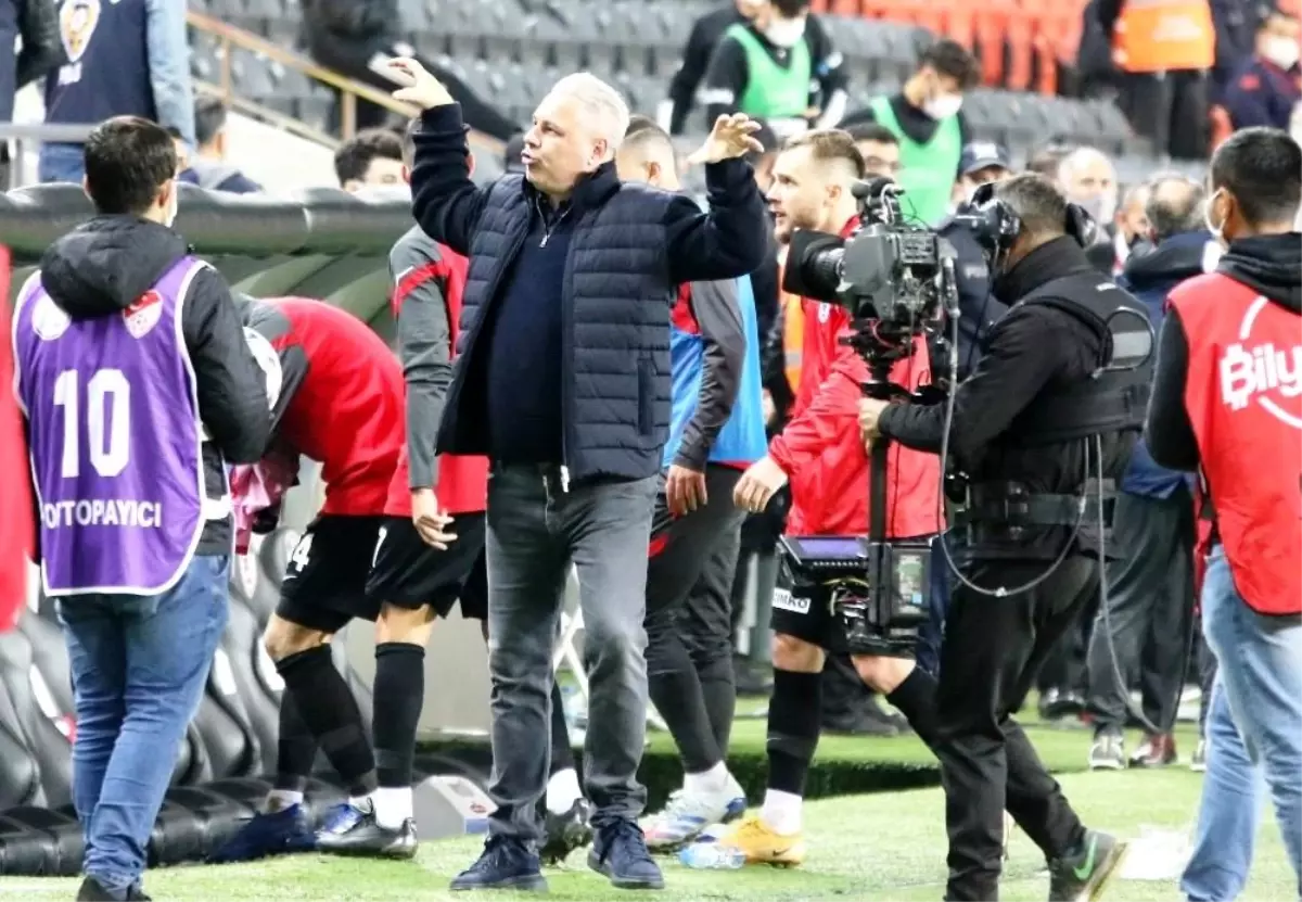 Futbolun hırçın ve renkli teknik adamı Sumudica, Gaziantep\'i zirveye taşıdı