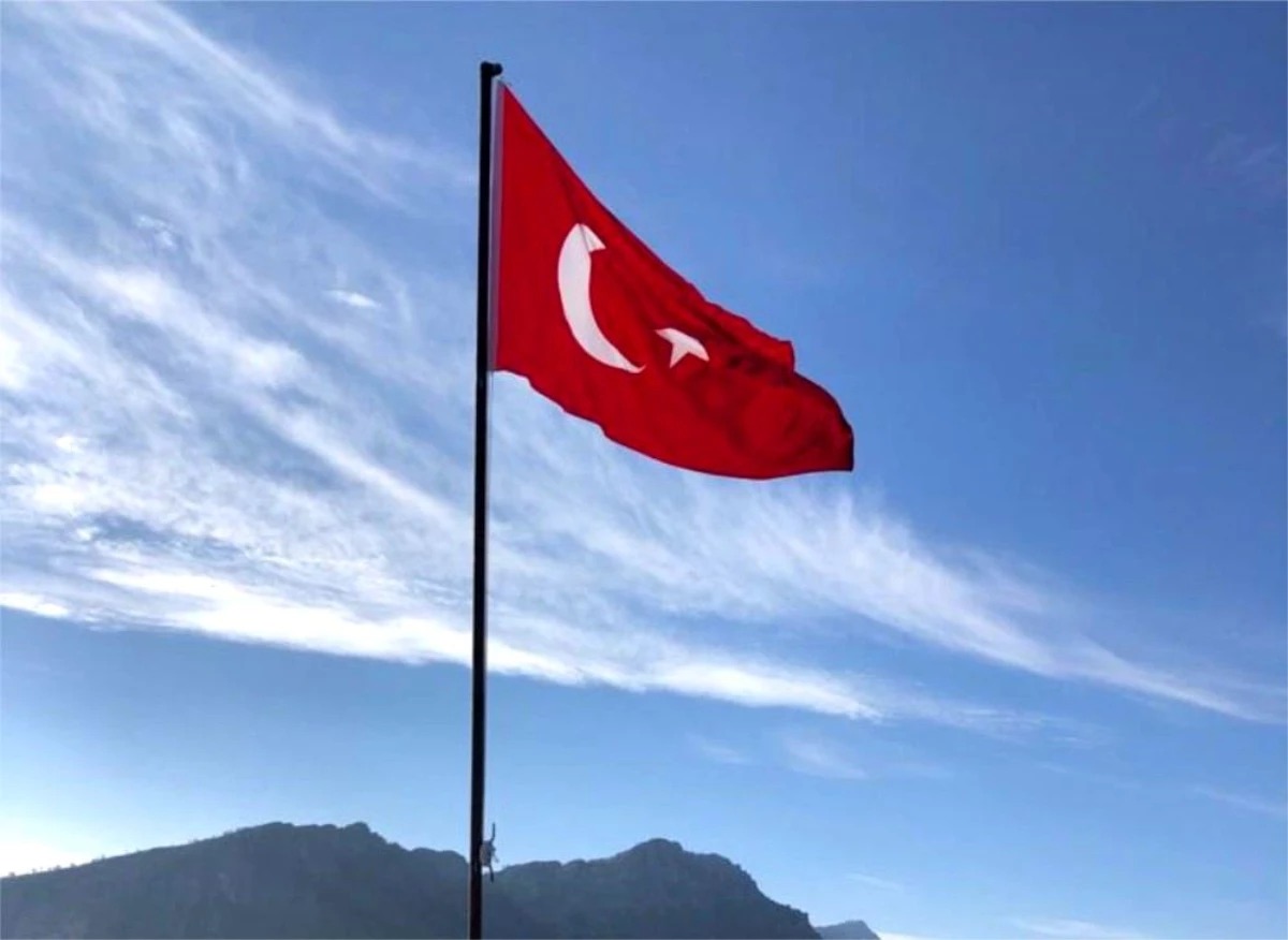 Gerger\'in yüksek tepesinde Türk Bayrağı dalgalandırıldı