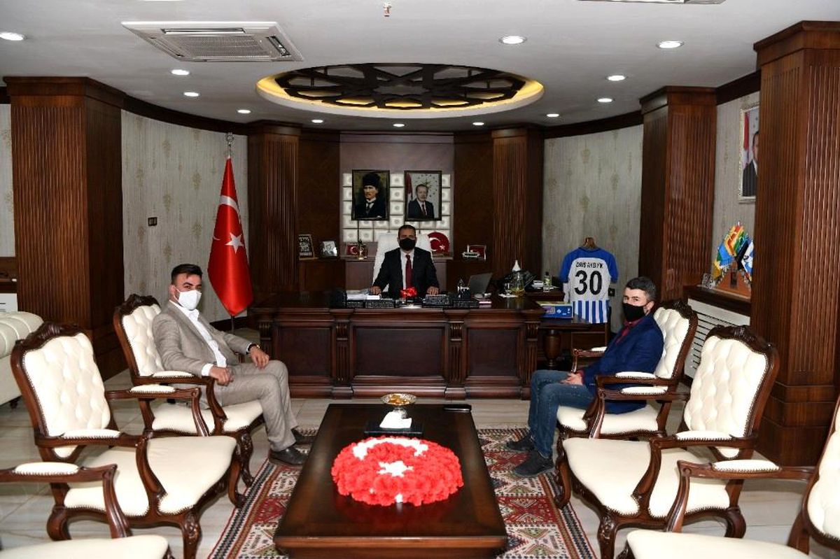 İş adamı İşleyen\'den Vali Akbıyık\'a ziyaret