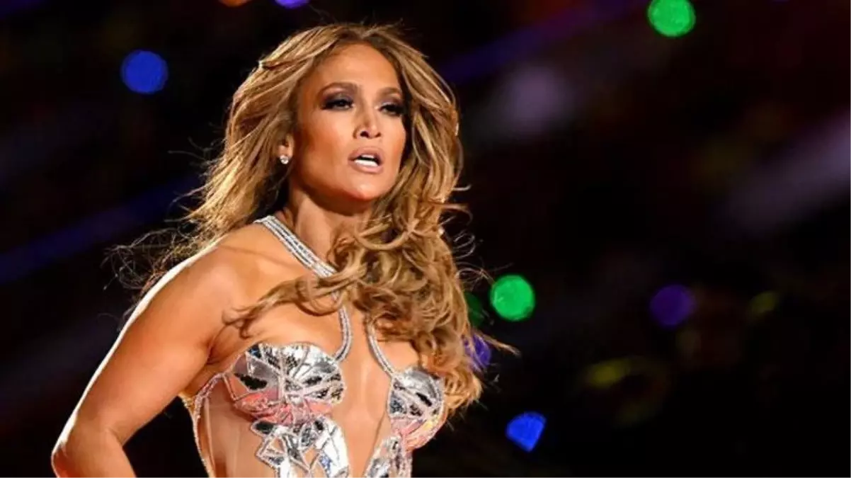 Jennifer Lopez kırmızı bikinisiyle ortalığı yaktı geçti! Kusursuz fiziğiyle genç kızlara taş çıkarttı