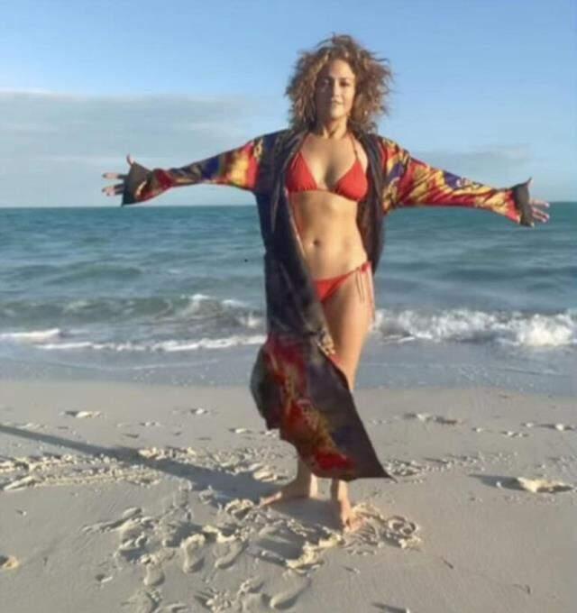 Jennifer Lopez kırmızı bikinisiyle bayıldı!  Kusursuz fiziğiyle genç kızlara taş getirdi