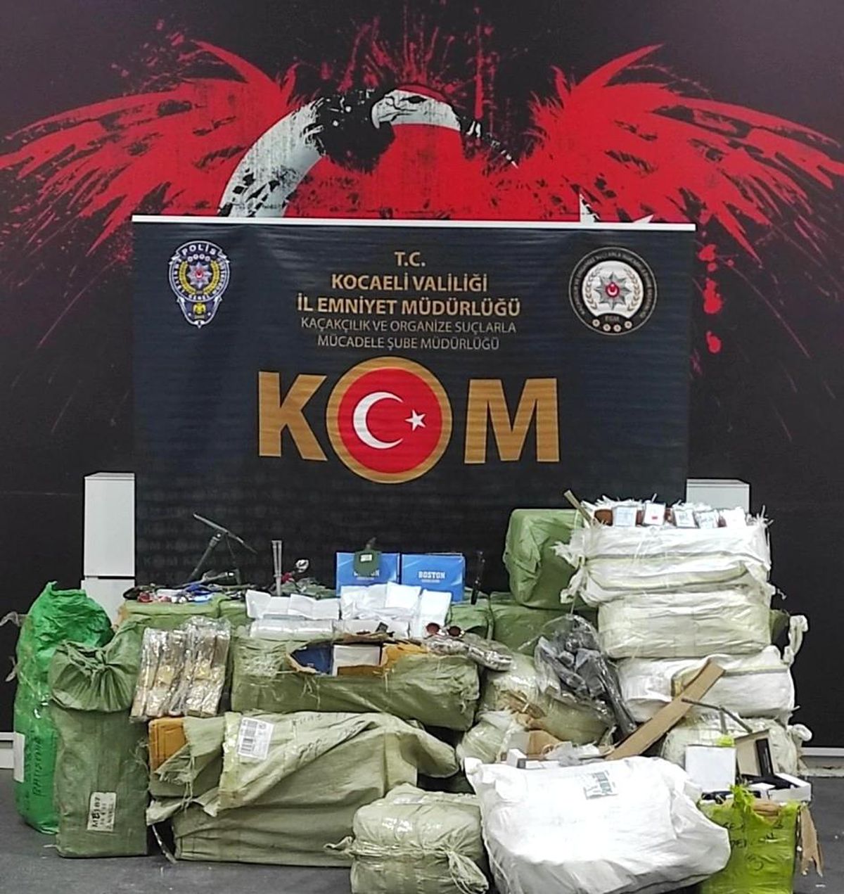 Kocaeli\'de binlerce kaçak ürün ele geçirildi