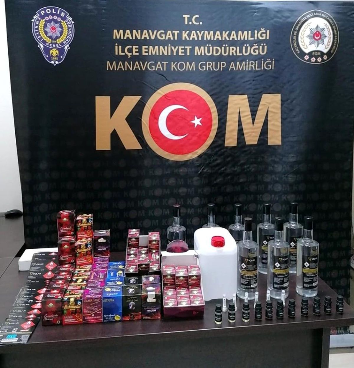 Son dakika haberleri: Manavgat\'ta sahte içki yapımında kullanılan malzemeler ele geçirildi