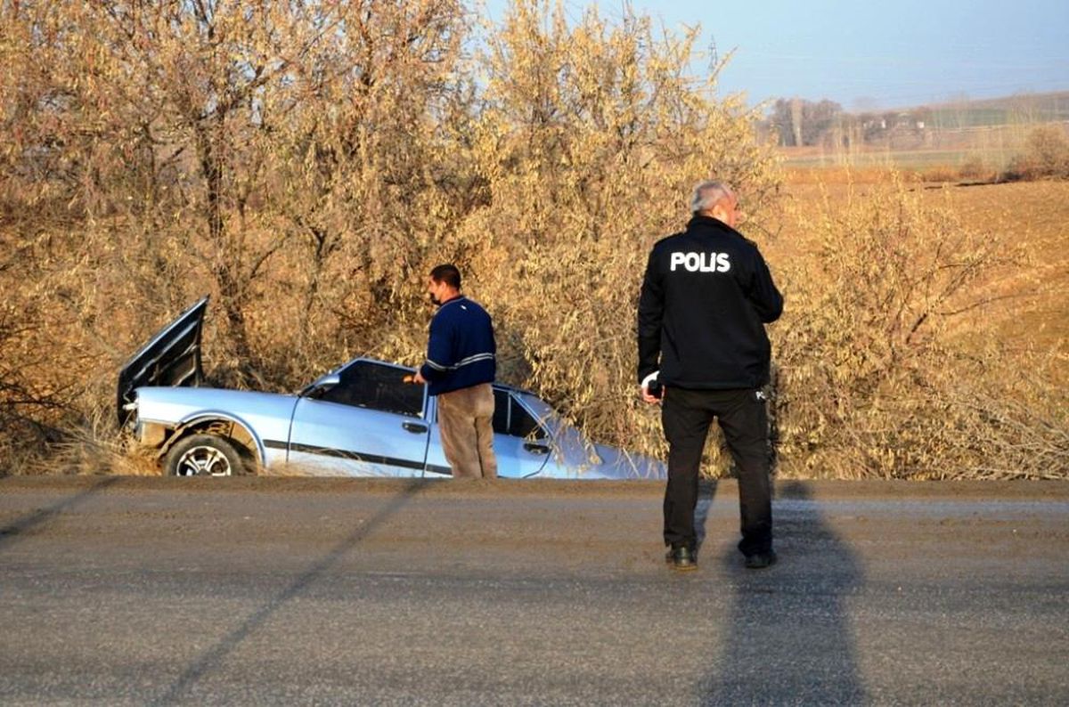 Şarampole devrilen otomobilin sürücüsü yaralandı
