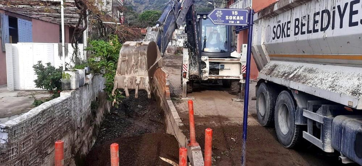 Söke Belediyesi Yenidoğan Deresi\'ne el attı