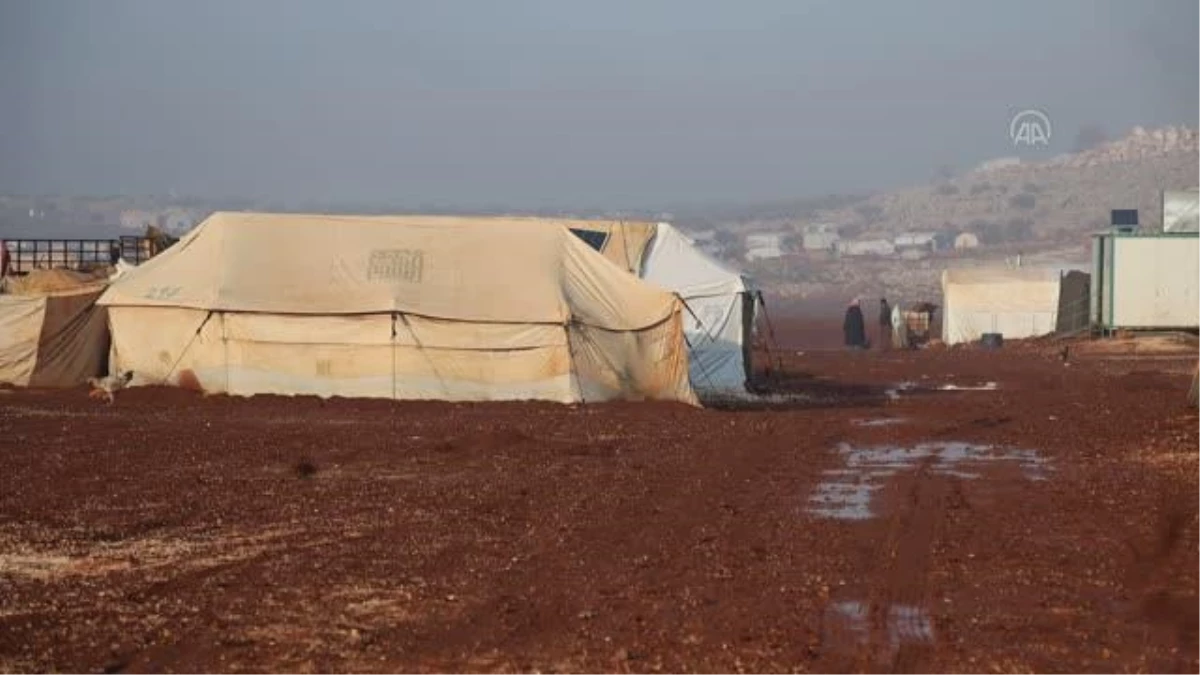 Suriye\'de yerinden edilmiş aileler korunaksız çadırlarda "briket ev" hayaliyle yaşıyor