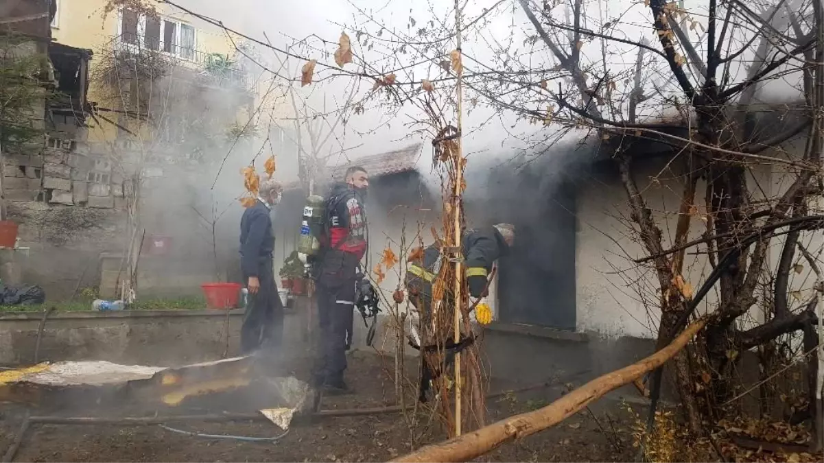 Tek katlı ev yangında kullanılmaz hale geldi