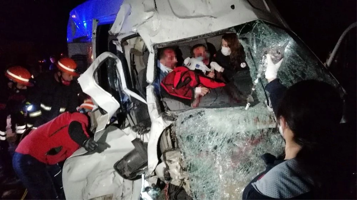 TEM Otoyolu\'nda makaslayan tıra arkadan çarpan minibüsün içinde bulunan 6 kişi yaralandı