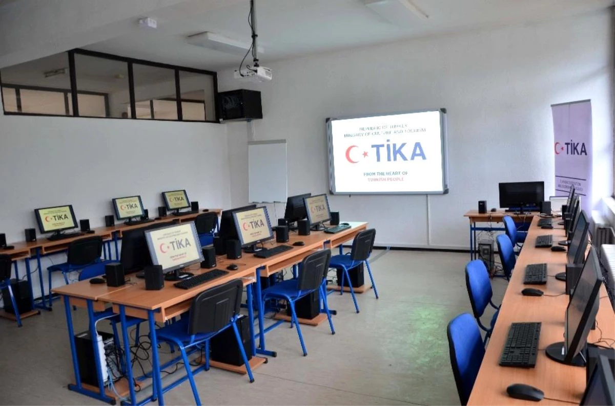 TİKA\'dan Karadağ\'da liseye bilgisayar dersi için teknolojik destek