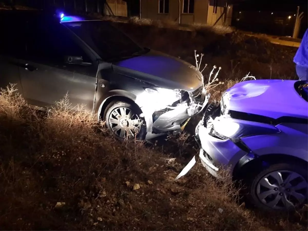 Uyuşturucu maddeleri yola atıp polis aracına çarparak kaçmaya çalıştılar