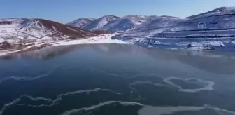 Yüzeyi buz tutan gölet gençlerin uğrak yeri oldu