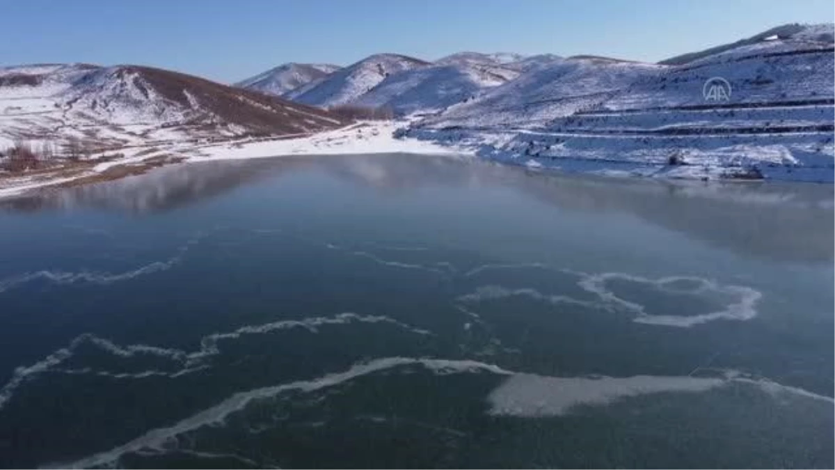 Yüzeyi buz tutan gölet gençlerin uğrak yeri oldu
