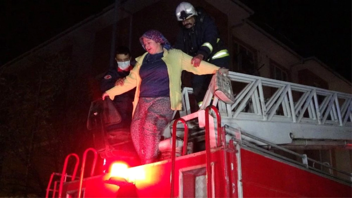 Antalya\'da 4 katlı apartmanda yangın paniği