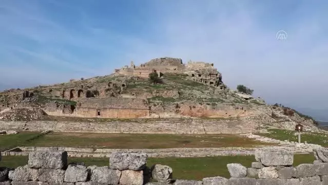 Antik kent önündeki istinat duvarı Likya figürleriyle renklendirildi