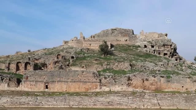 Antik kent önündeki istinat duvarı Likya figürleriyle renklendirildi