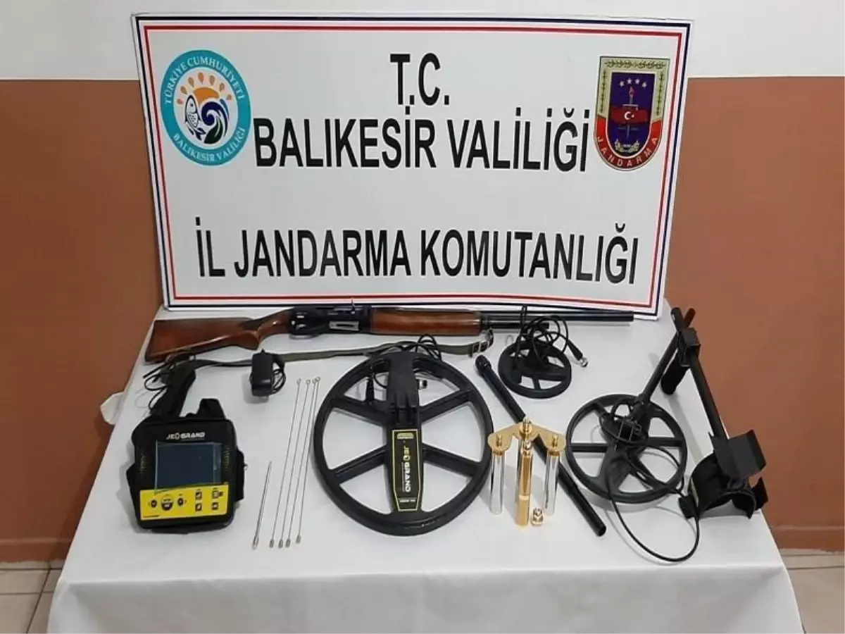 Balıkesir\'de izinsiz kazıda 3 lahit ele geçirildi