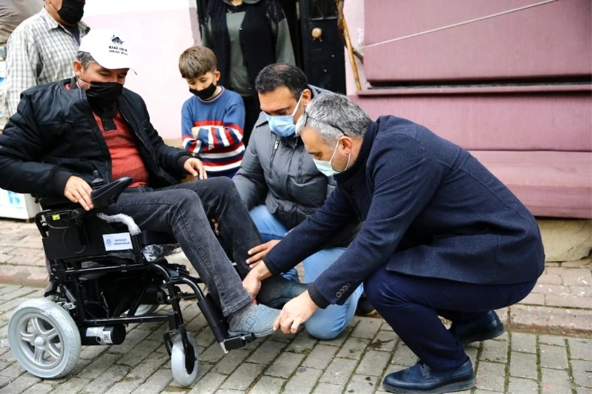Başkan Çerçioğlu\'nun yardımıyla gün yüzü gördü... Engelli vatandaş akülü sandalyesine kavuştu