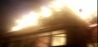 Çatı'daki kümes hayvanlarını ısıtmak için yaktığı sobadan çıkan kıvılcımlar iki katlı evi yaktı