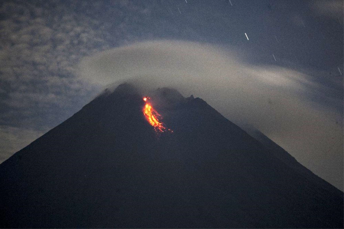 Son dakika haber... - Endonezya\'da Merapi Yanardağı\'nda iki patlama: 500 kişi tahliye edildi